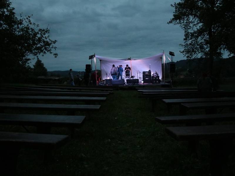 Multižántový festival Vimperský frňák má za sebou první den. V pátek odpoledne a v podvečer viděli diváci čtyři divadelní představení a tečku udělal koncert pop-rockové kapely.