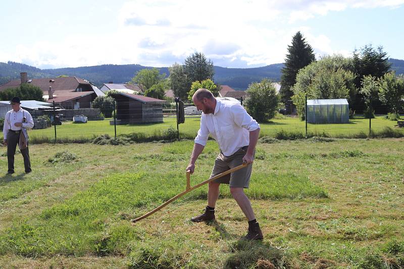 Volarský sekáč 2021 ukázal, jak jsou zdatní muži, ženy a děti při kosení trávy.