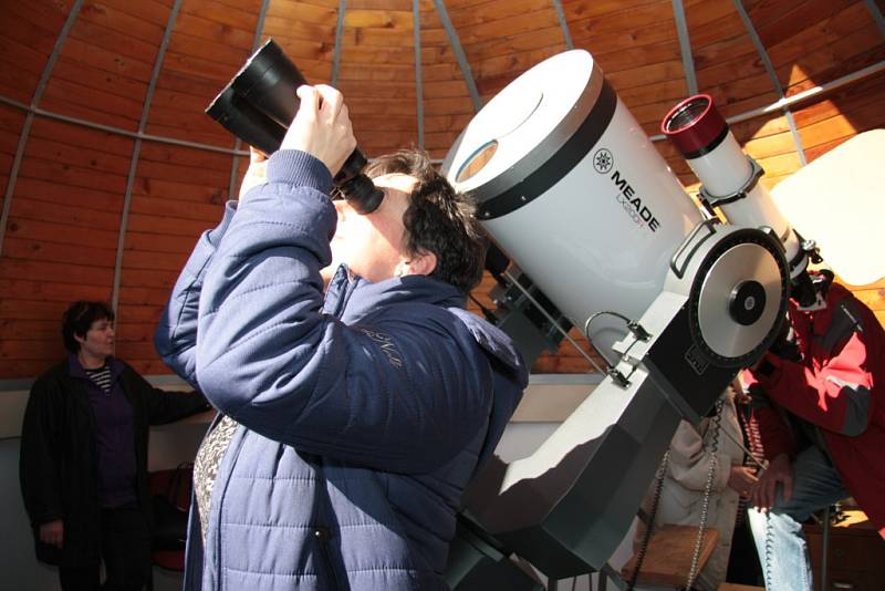 Pro zájemce připravil Ludvík Friedberger z Husince pozorování částečného zatmění Slunce na své hvězdárně. Vidět bylo i přes narychlo upravené filtry klasického dalekohledu.