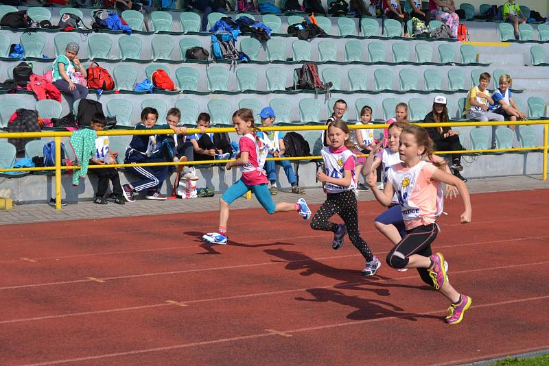 Městský stadion se zaplnil dětmi. Dům dětí a mládeže pro ně připravil atletickou soutěž.