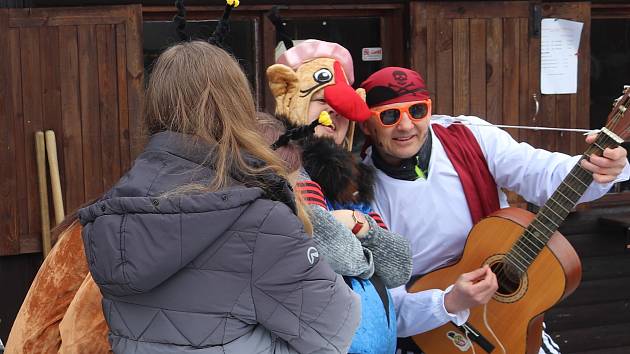 Maškarní karneval na sjezdovce v Českých Žlebech.