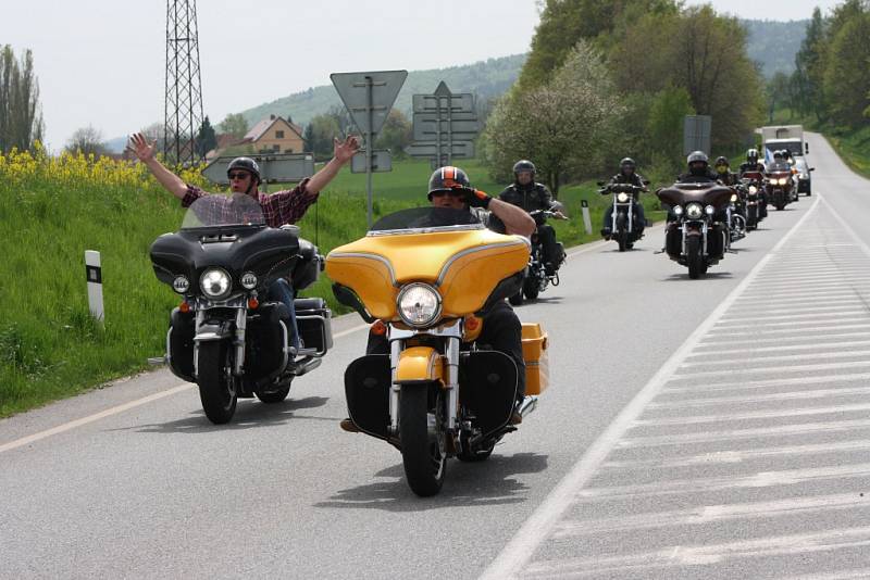 Od hraničního přechodu ve Strážném doprovázeli skupinku motorkářů, mezi nimiž byli i dva členové Nočních vlků, policisté. kolona právě přijíždí k čerpací stanici ve Vitějovicích.