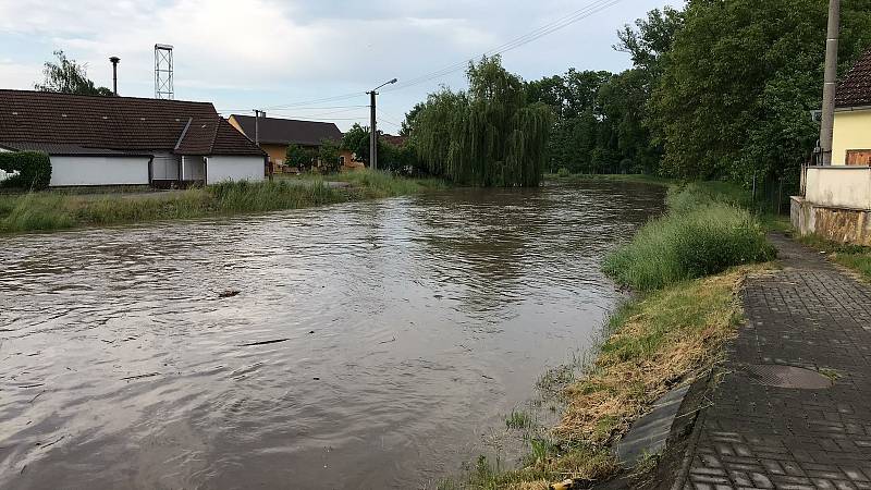 Z Lipovického potoka v Bukově se ve středu stala rozbouřená řeka.