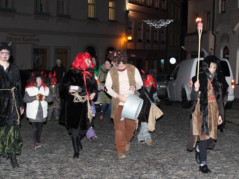 Prachatický ŠOS opět bavil děti při čertovském průvodu a představení.