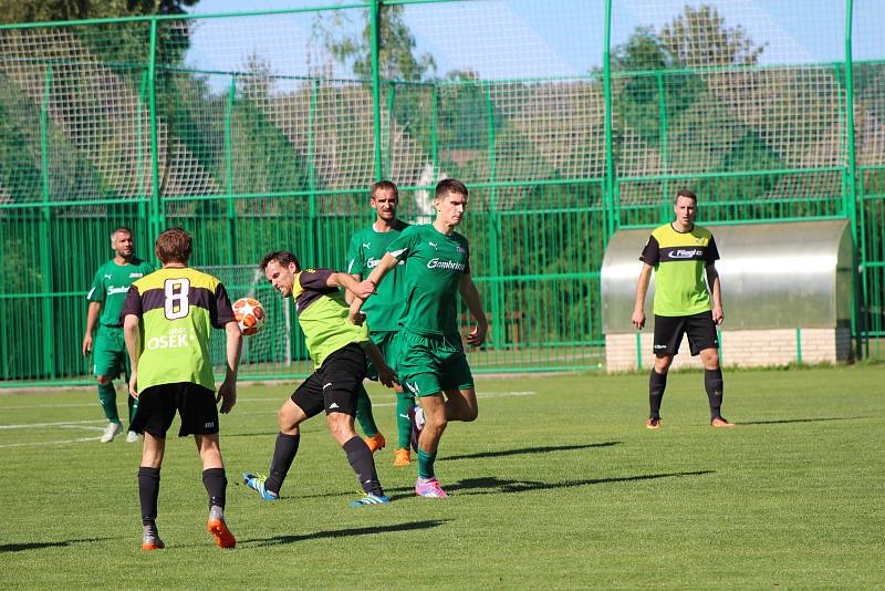 Lažišťští (zelené dresy) byli ve chvíli anulování přeboru na 11. místě. Přípravu na další ročník začnou koncem května.