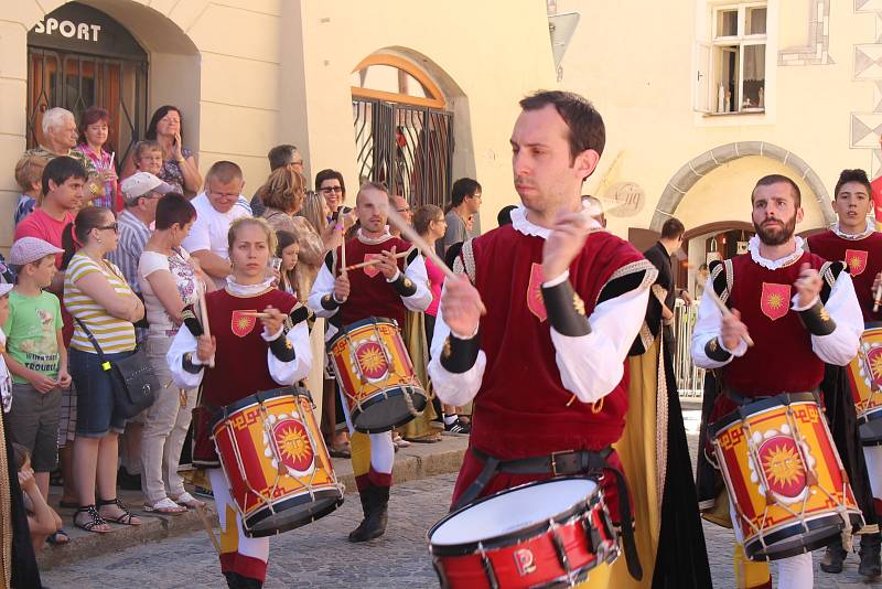 Kočár tažený koňmi přivezl na Velké náměstí Leonu Machálkovou. V průvodu se představili všichni účinkující.