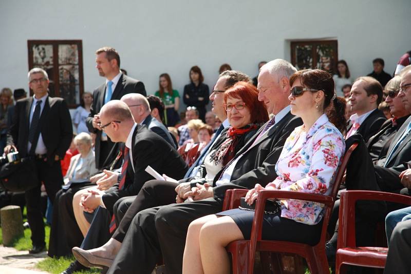 Slavnostního otevření Centra Mistra Jana Husa v Husinci se spolu s významnými hosty účastnila i početně zastoupená veřejnost.