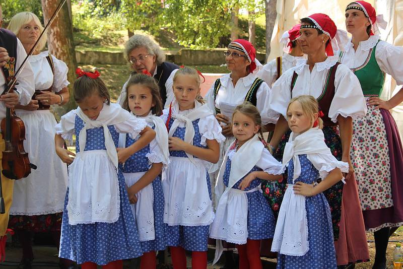 Prachatický folklórní soubor LIbín vychovává své nástupce. Premiérově se tak představil LIbíňáček ve Štěpánčině parku při Slavnostech Zlaté stezky.