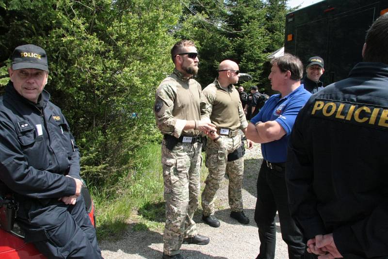 Oblast Národního parku Šumava od Nového Údolí přes Vltavskou cestu k Nové Peci až po Plešné jezero se ve čtbrtek stala místem pátrání po dvanácti ztracených účastnících nelegálního závodu. Naštěstí se jednalo o součinnostní cvičení záchranných složek.