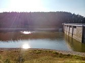 Husinecká přehrada upouští ještě méně vody, než je dispečerské minimum. Důvodem je nedostatečný přítok do nádrže. Horní Blanice je téměř nasuchu.