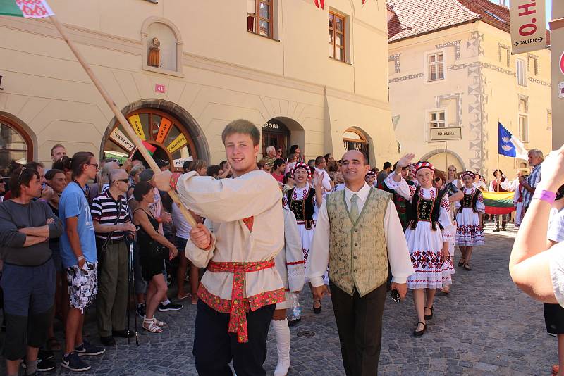 Kočár tažený koňmi přivezl na Velké náměstí Leonu Machálkovou. V průvodu se představili všichni účinkující.