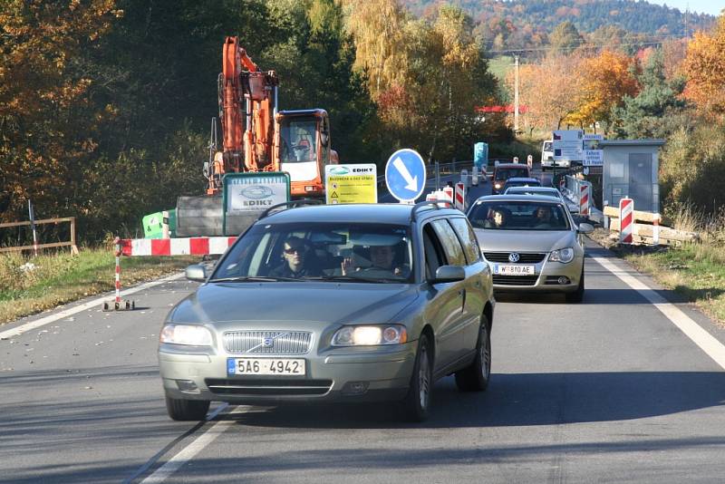 Práce na mostě přes Zlatý potok u Hracholusk se přesunuly do druhého jízdního pruhu.