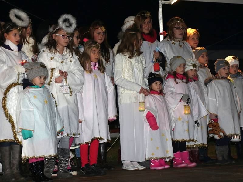 V zahradě Husova domku v Husinci se ve středu v podvečer sešli nejen Husinečtí, aby zhlédli živý betlém.