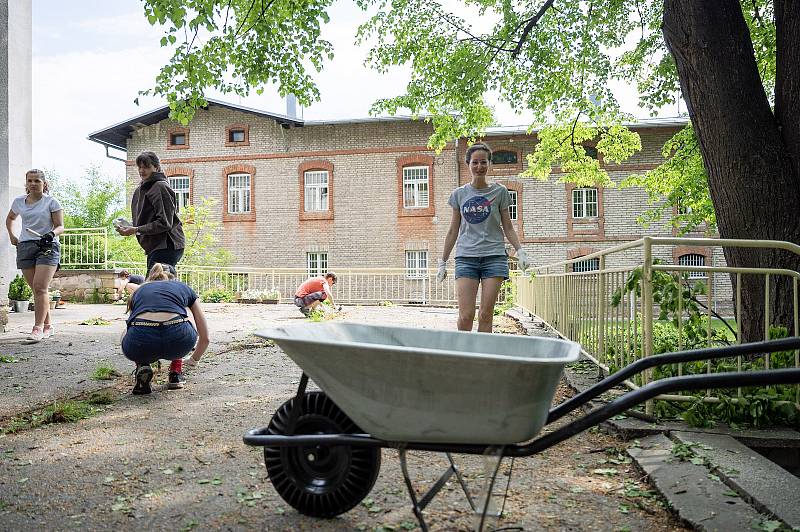 Kralova vila v Prachaticích září, na pomoc s úklidem přijeli dobrovolníci.