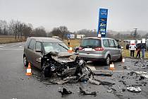 Na křižovatce u Stopařky u Vitějovic na Prachaticku se srazila tři auta. Čtyři lidé se zranili.