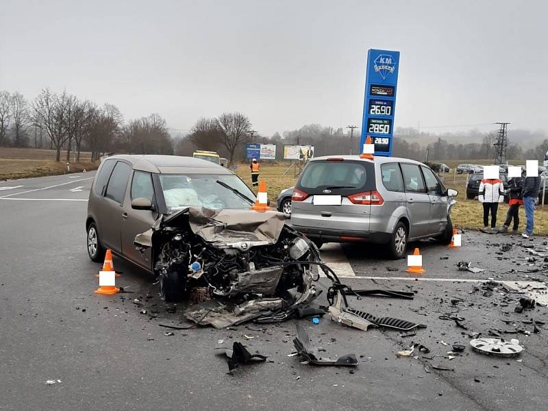 Na křižovatce u Stopařky u Vitějovic na Prachaticku se srazila tři auta. Čtyři lidé se zranili.