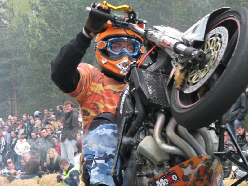 Pepa Sršeň dokonce pro pobavení diváků roztočil motocykl tak, že zadní pneumatika nevydržela.