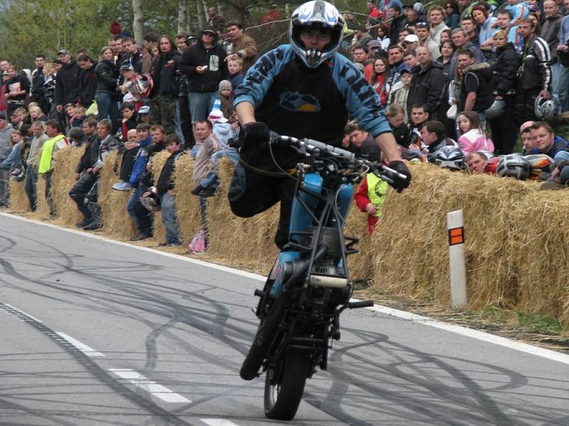 Martin Krátký motorku měl většinu času na zadním kole a ovace diváků byly opravdu zasloužené.