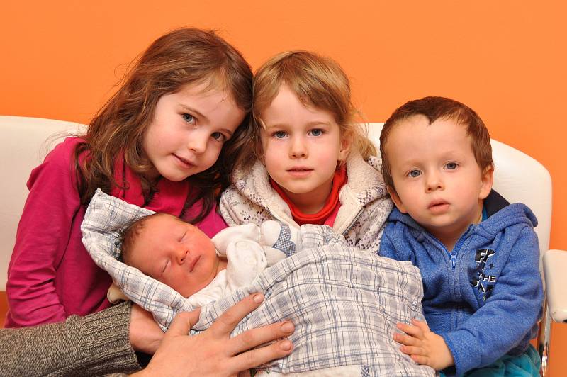 FRANTIŠEK MAREK, VIMPERK. Narodil se 3. února ve 13 hodin 19 minut ve strakonické porodnici, vážil 3 700 gramů. Vyrůstat bude se sourozenci Terezií (5), Marii (3) a Antonína (2).