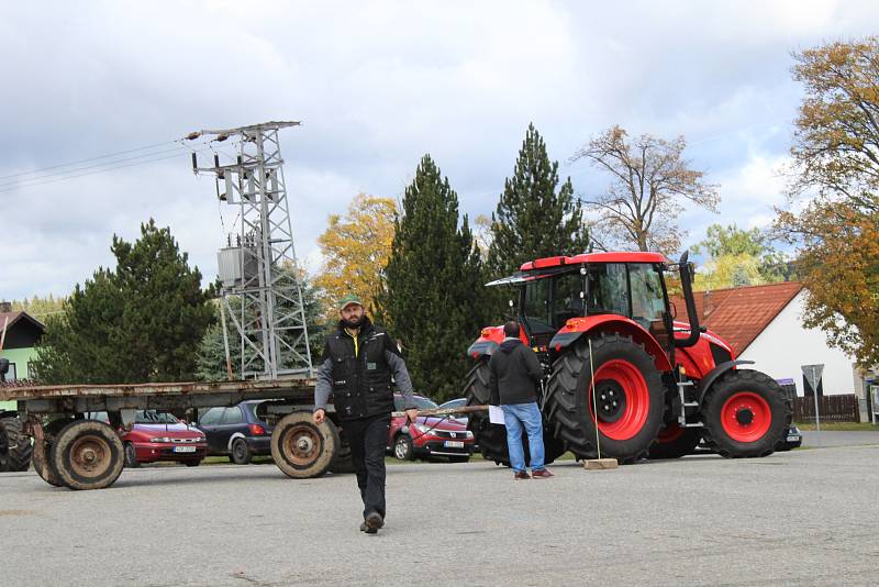 Dvacítka soutěžících se v Šumavských Hošticích pustila do couvání traktorem s vlekem. O zábavu bylo postaráno celý den, bavili se velcí i malí návštěvníci.