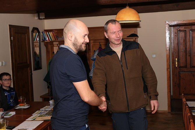 Vítěz Šumavské mozkovky 2023 Martin Vokoun (vlevo) přijímá gratulace od náměstka ředitele NP Šumava Jana Kozla.