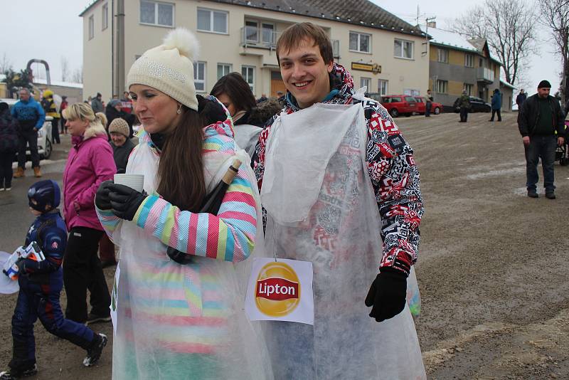 V Lažištích vyrazilo do masopustního průvodu více než šedesát masek.