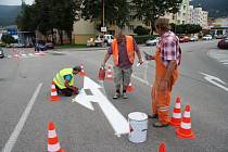 Pracovníci firmy Reno Šumava začali v pondělí v Prachaticích s obnovou vodorovného dopravního značení na silnicích v majetku Jihočeského kraje.