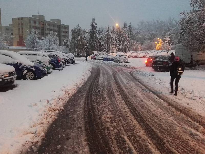 Silnice jsou téměř neprůjezdné od čtvrtečního večera.