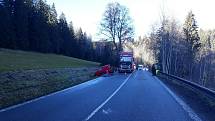 Střet osobního auta s kamionem u Horní Vltavice 14. listopadu skončil tragicky. Řidič na zledovatělé silnici dostal smyk a čelně narazil do kamionu.