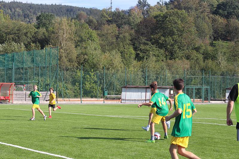 Prachatičtí fotbalisté již mohou využívat novou umělou trávu.