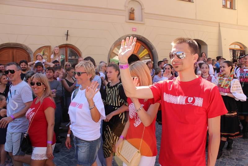 Kočár tažený koňmi přivezl na Velké náměstí Leonu Machálkovou. V průvodu se představili všichni účinkující.