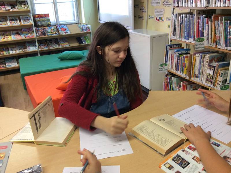 Děti z prachatické sedmé třídy si na vlastní kůži vyzkoušely práci v Městské knihovně.