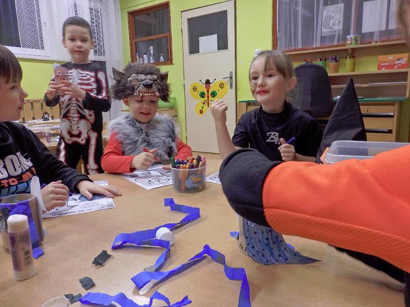 Duchové, kostlivci, upíři a další strašidla řádila v MŠ Paraplíčko v Prachaticích.