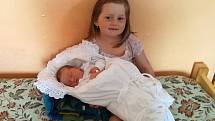 Martina Maříková se narodila v sobotu 28. dubna ve 22 hodin v prachatické porodnici. Vážila 3 270 gramů. Rodiče Michala a Jiří  jsou ze Svojnic. Na snímku se sestřičkou, čtyřletou Lucinkou.