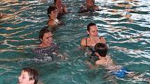 Hrami ve vodě, vodním aerobikem, vodním pólem a symbolickým přípitkem se Volarští na sedm měsíců rozloučili se svým bazénem.