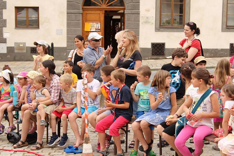 Stan na Velkém náměstí rozbalil při Muzejní noci Brick Cirk Cirkus Sakra. Klaun do svého vystoupení zatáhl i malé diváky. Ti se všichni skvěle bavili.