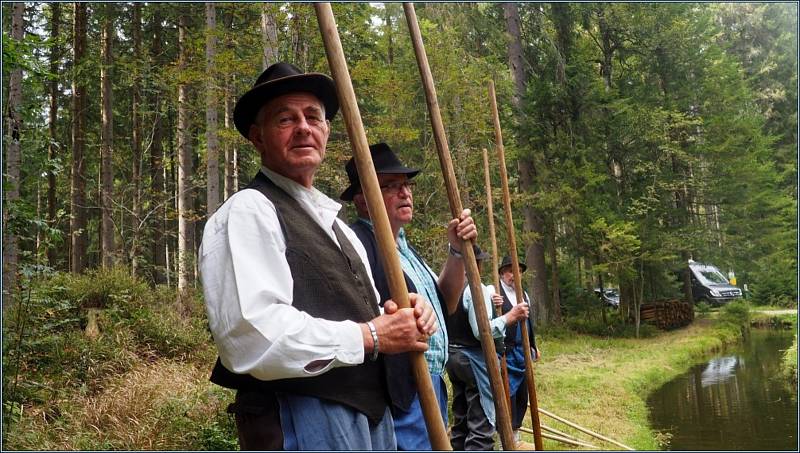 V sobotu 14. září se letos již osmé plavení dříví konalo v Rakousku u potoku Schrollenbach.