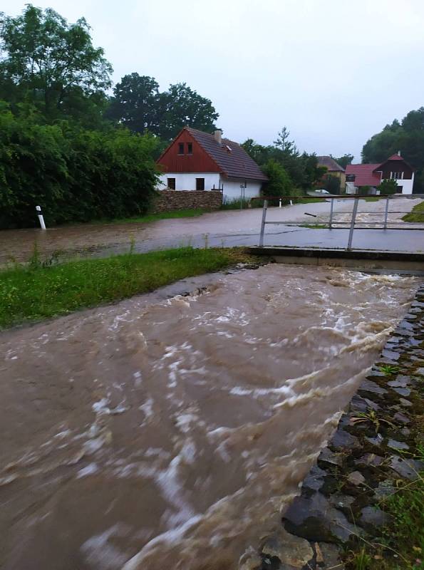 Následky bouřek, Třebanice u Lhenic ve středu v podvečer.