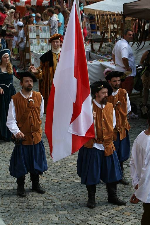 Slavnosti Zlaté stezky v Prachaticích otevřel v sobotu opět historický průvod na jehož závěru primas Vrchotínský vrátil vládu nad městem do rukou starosty Martina Malého.