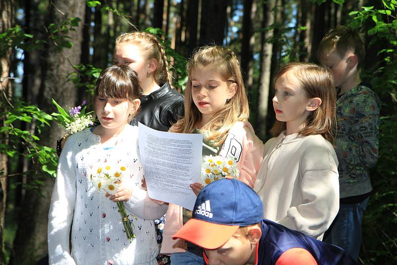 Děti z Vodňanky otevřely studánku u Lipového dvora v Prachaticích.