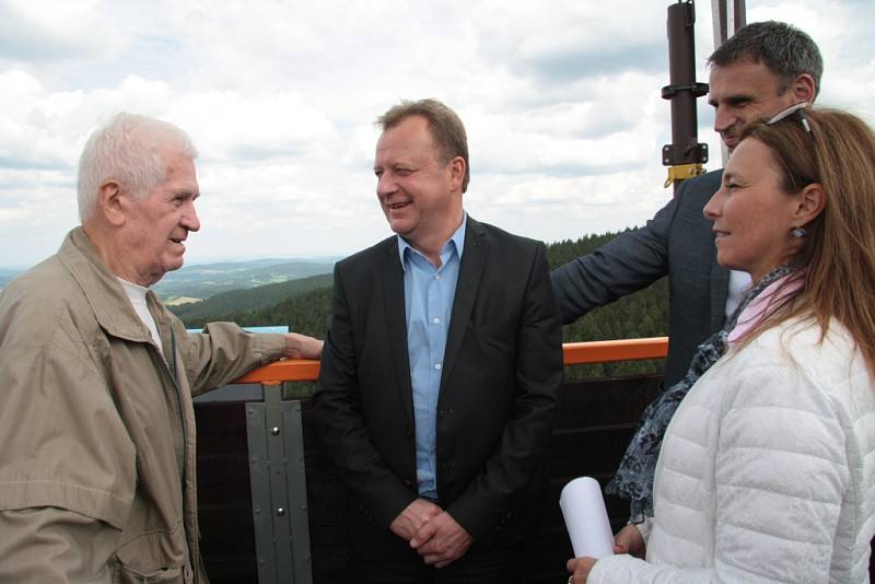 Setkání po letech. Otevření nové rozhledny nad skokanským můstkem si kromě Pavla Ploce nenechal ujít ani František Švehla (vlevo), který byl mimochodem u vytvoření rekordu můstku před třiceti roky.