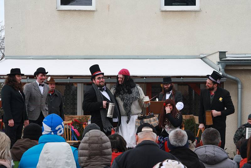 Pohřbívání Bakuse připravili o víkendu Žernovičtí. A diváků byly stovky.