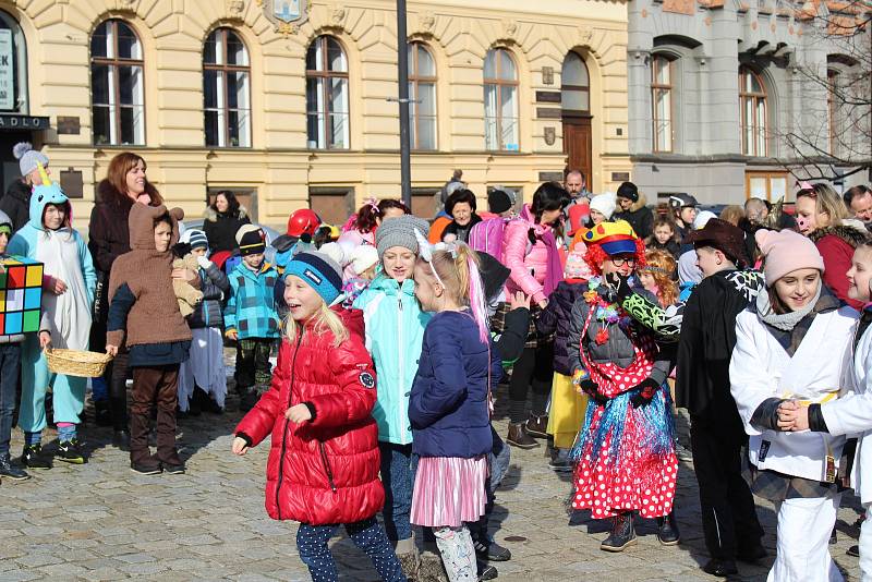 Děti ze ZŠ Zlatá stezka 240 vyrazily do masopustního průvodu Prachaticemi.