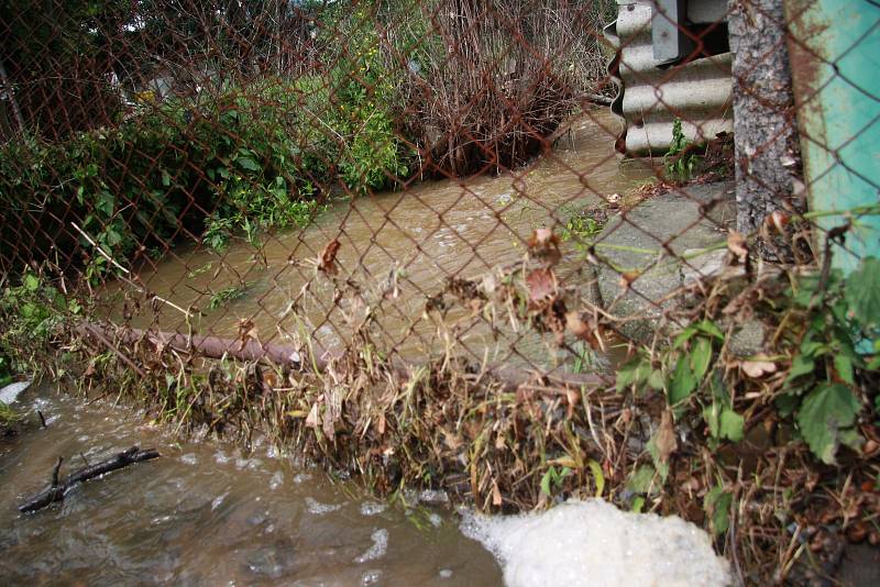 Tři domy, ve kterých počítají majitelé škody,  vytopené sklepy, podmáčené trávníky a nepořádek. To všechno za sebou nechala voda, která protekla obcí Chlumany na Prachaticku v sobotu 22. června.