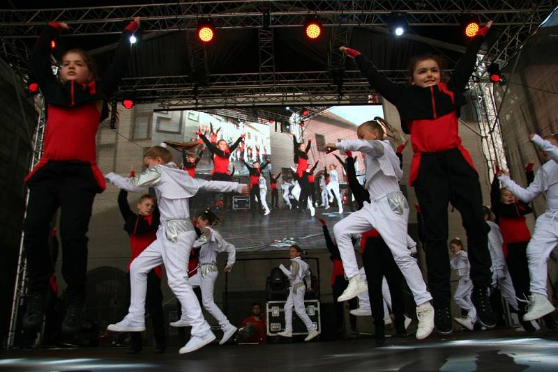 Deset choreografií předvedli na hlavním pódiu při sobotním programu Slavností Zlaté stezky v Prachaticích tanečníci ze studia Crabdance.