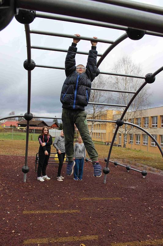 Děti ze zájmového útvaru Parkour z volarského DDM si poprvé zasoutěžily na novém hřišti ve Volarech.