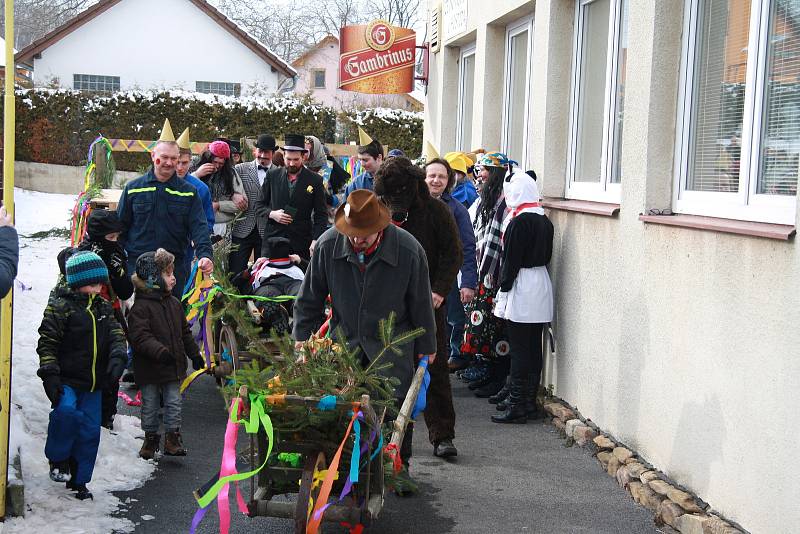 Pohřbívání Bakuse připravili o víkendu Žernovičtí. A diváků byly stovky.