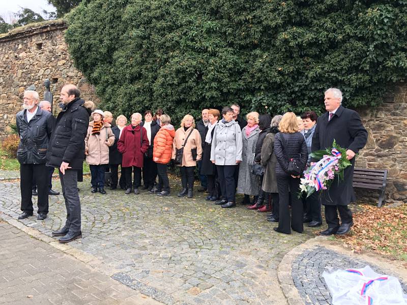 K 30. výročí sametové revoluce byla v neděli 17. listopadu slavnostně za přítomnosti řady osobností odhalena pamětní deska. Nachází se v prachatické Zahradní ulici a srdce z břečťanu.