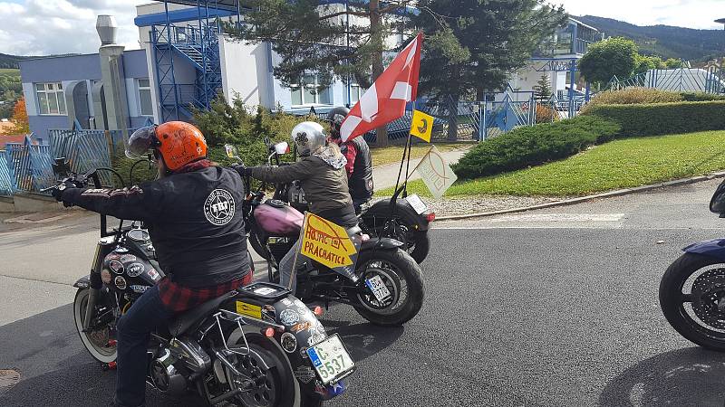 Motorkáři z Prachatic a jejich kamarádi z celé republiky zavřeli v sobotu 7. října silnice. Jízdou podpořili prachatický Hospic sv. Jana N. Neumanna.