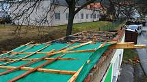 Orkán Sabina vzal střechu z kabin tenistů v Prachaticích.